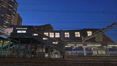 新デザインを適用した平沼橋駅(夜)