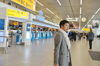 建築家　吉村 靖孝氏　スキポール空港にて