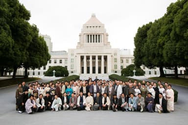 国会議事堂前での集合写真