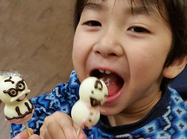 自分でデコった団子を食べる子ども