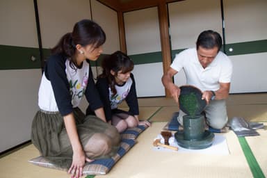 宇治抹茶・石臼挽き体験