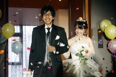 本物の結婚式さながらの新郎・新婦入場シーン