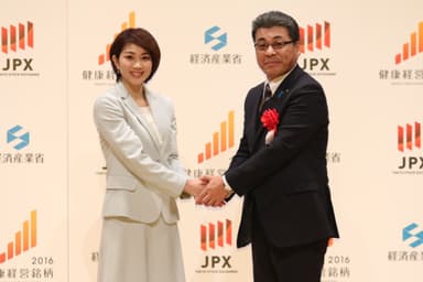 プレゼンターの元バドミントン日本代表選手 潮田 玲子さんと宮脇 宣綱 代表取締役社長