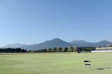 霧島連山を望む挑戦会場(小林総合運動公園市営陸上競技場)