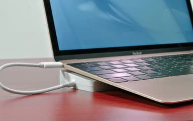 MacBookの下に設置して使用