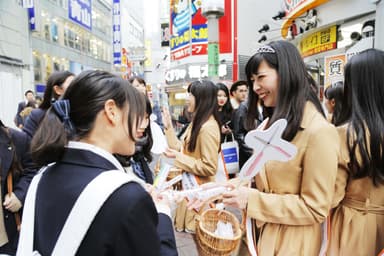 渋谷センター街で「スティッキールはさみ」をPR