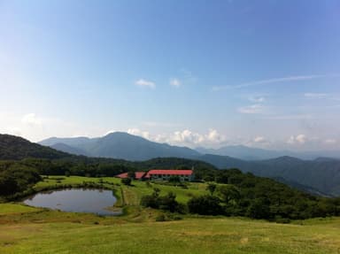 中国山地の山並みを見渡す標高1,000m付近にたつ休暇村吾妻山ロッジ