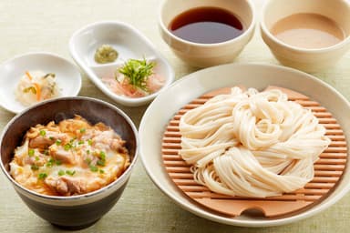 秋田無限堂 稲庭うどん＆比内地鶏の親子丼