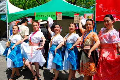 いろんな民族衣装も楽しみのひとつ