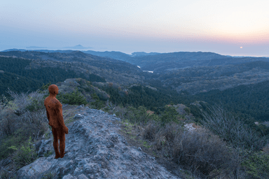 山出 淳也氏 関連画像：国東半島芸術祭より　Antony Gormley〈ANOTHER TIME XX〉｜2014年｜撮影：久保 貴史｜(c)国東半島芸術祭実行委員会