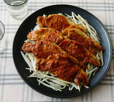 豚ロース薄切り肉をしっかり味のカレーしょうゆ焼きに