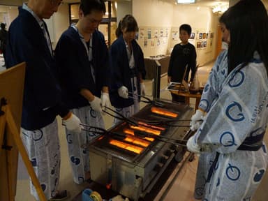 焼き立てを召し上がれ いかせんべい焼