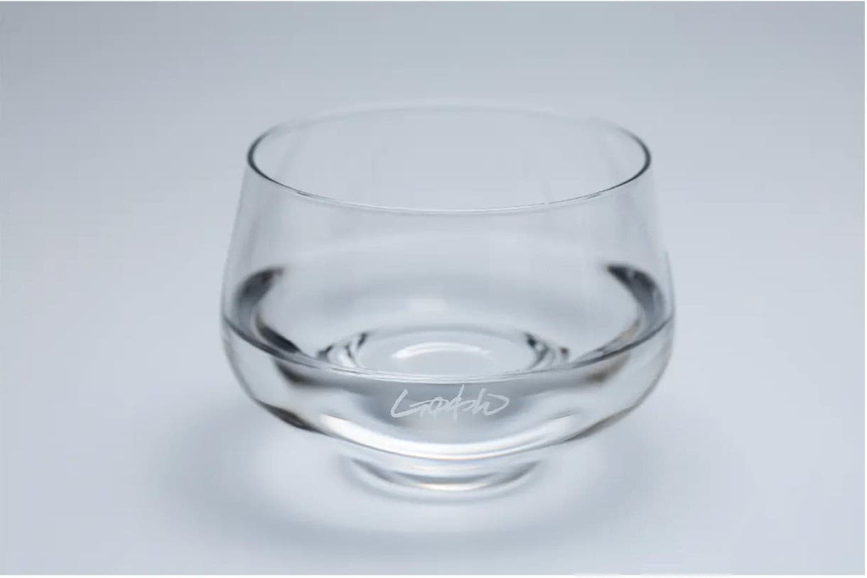 科学的に「刺激臭が減り」「フルーティーな香りが立つ」日本酒専用酒器SHUWANからグラスバージョンが登場!