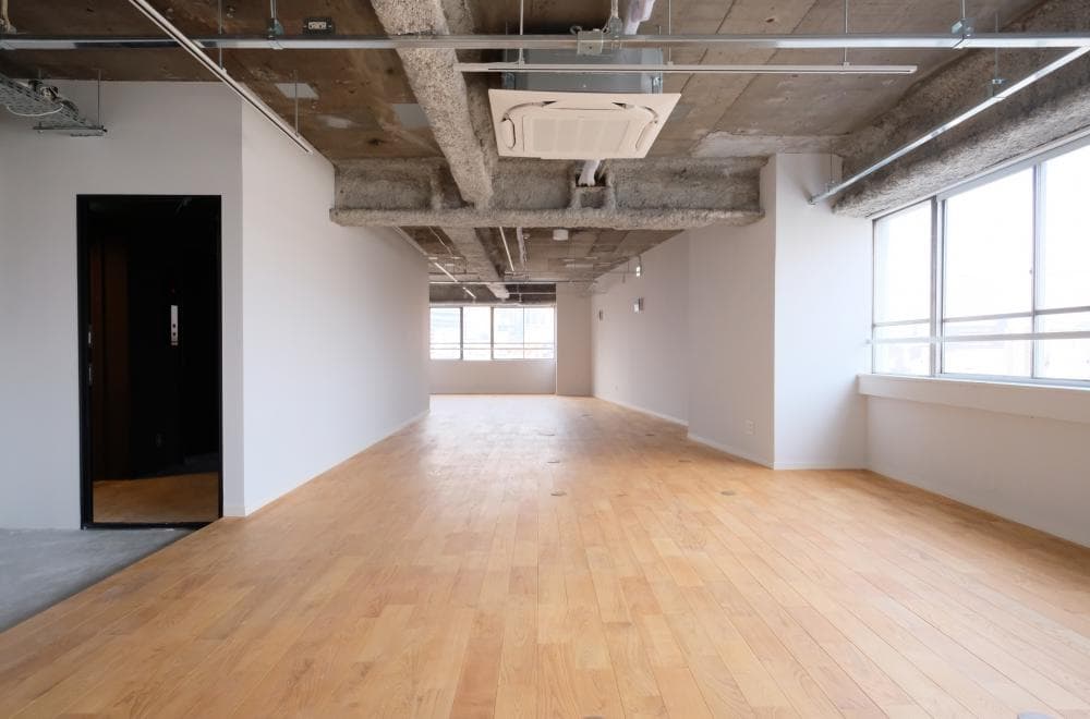 【オフィスっぽくないオフィス】ビル1棟をリノベーション。共有ラウンジや屋上テラスも使えるオフィス区画を掲載中