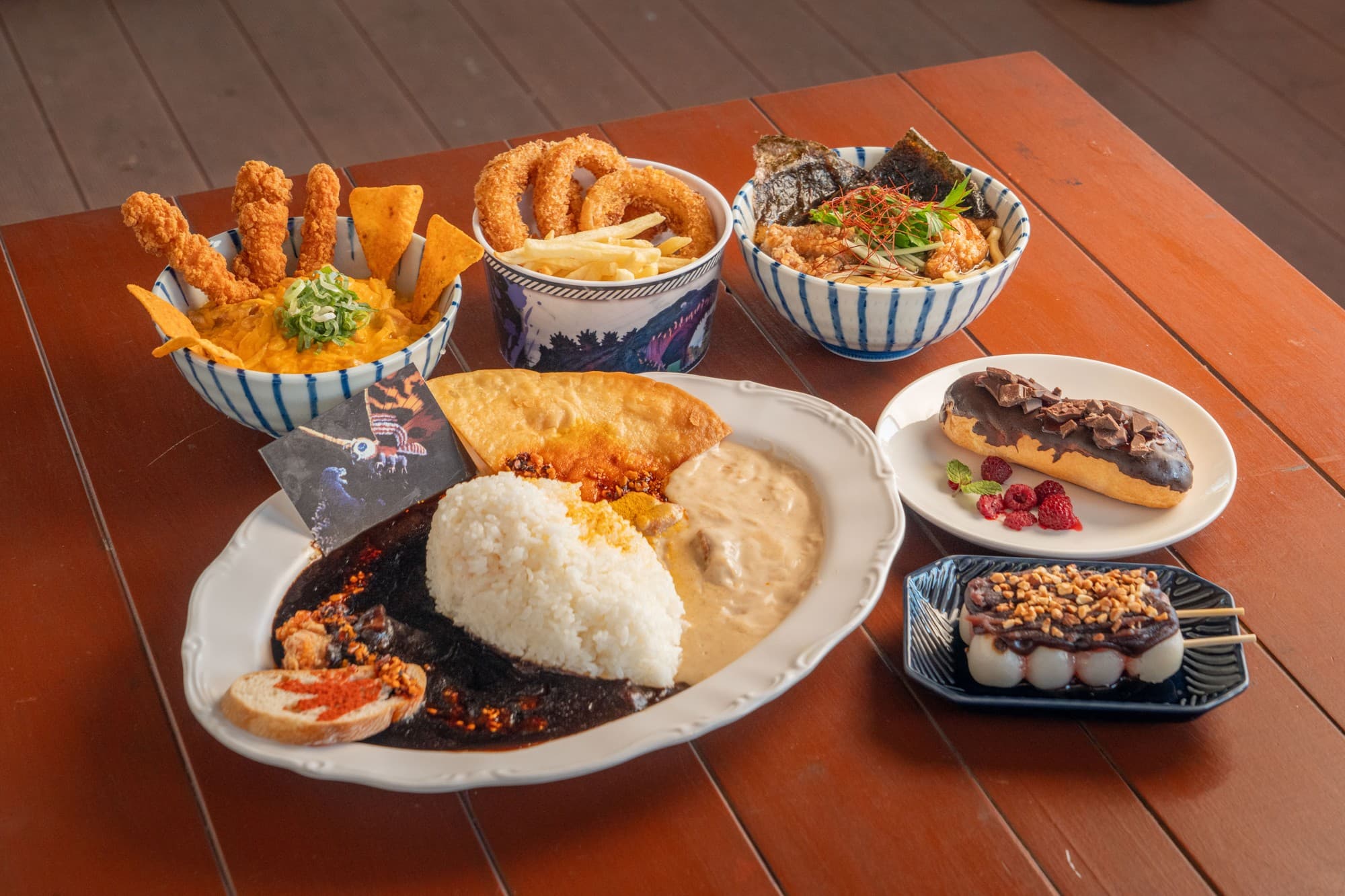 ニジゲンノモリ『ゴジラ迎撃作戦』5周年記念 コラボフードが大規模リニューアル ボリュームも見た目も“大迫力の怪獣飯”を食べつくせ!