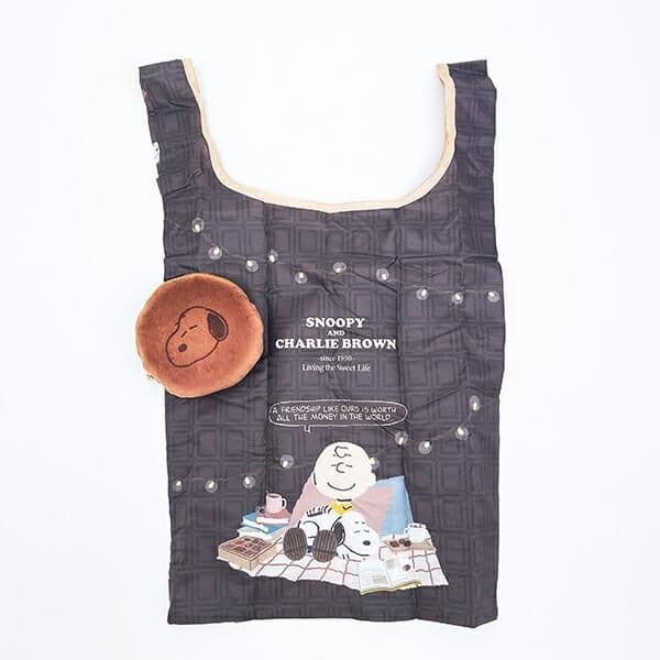 美味しそうなポーチが付いた、スヌーピーの折りたたみエコバッグ。バッグチャームにして、一緒に連れてお出かけしたくなります!