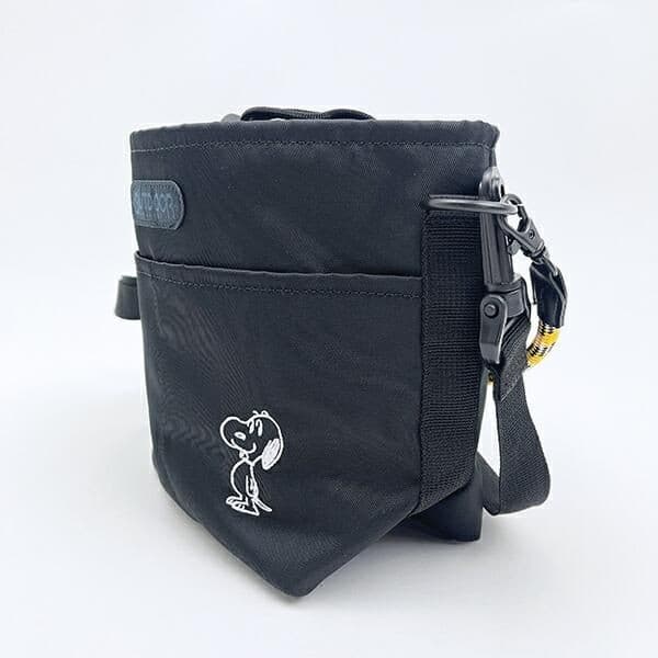 スヌーピーとOUTDOOR PRODUCTSのコラボバッグ!ブラックの生地がクールで、機能性と収納力に優れています