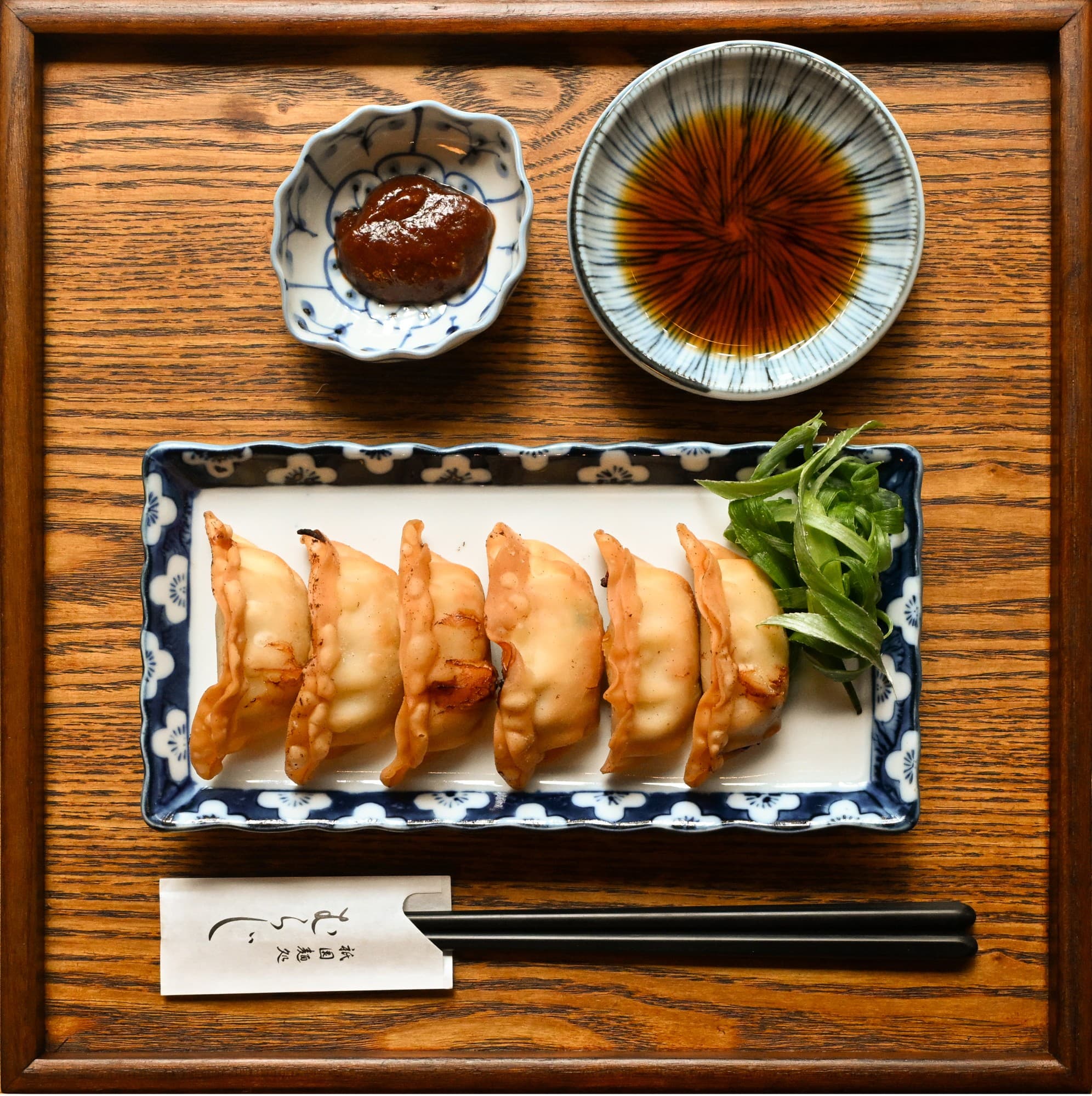 京都の⼥性店主が10年の想いを餃⼦に込めた─ 『麺処むらじ』ついに餃⼦デビュー!『完璧な⼀品』を追求