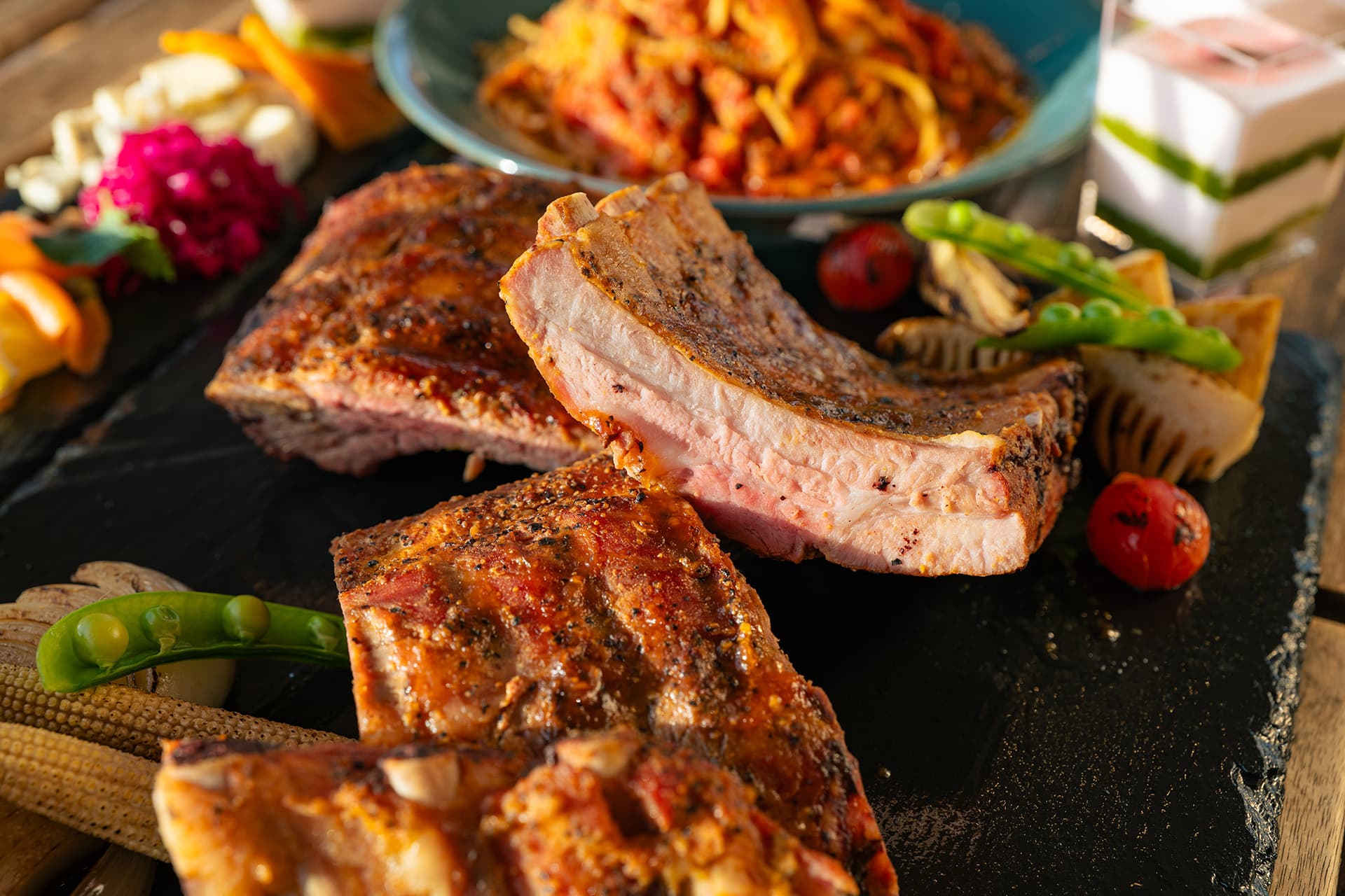 5/10スタート!明石公園「TTTナイトグリル」、 夜風と星空の下でスモーク香る塊肉を味わおう