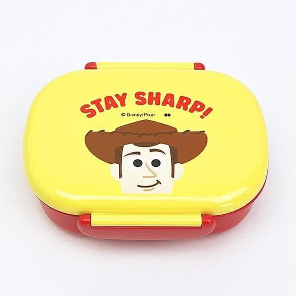 トイストーリーのランチアイテムで元気をチャージ。ポップなビタミンカラーで食欲もそそります。