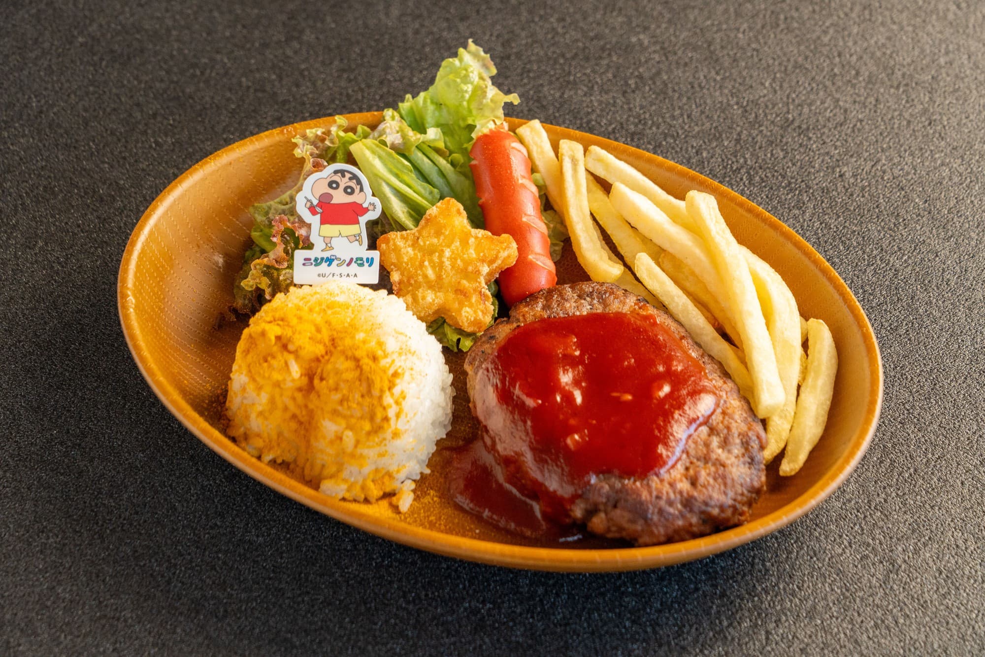 兵庫県淡路島ニジゲンノモリ 「クレヨンしんちゃん」コラボフード新登場! 「オラのぷりぷりお子様プレート」 12月20日(土)より販売開始