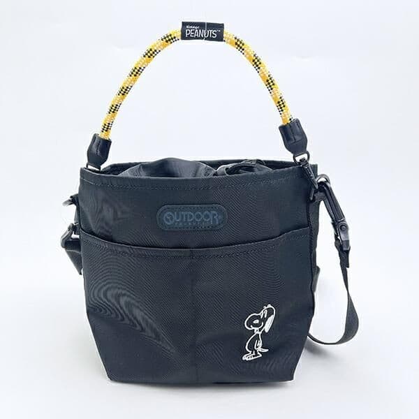スヌーピー×OUTDOORコラボバッグ。シンプルデザインは普段づかいに映える!