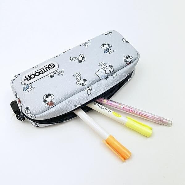 バッグだと思ったらバッグじゃなかった!スヌーピーとOUTDOOR PRODUCTSのコラボシリーズに、遊び心いっぱいの楽しいミニチュアバッグ型ペンケースが仲間入り!