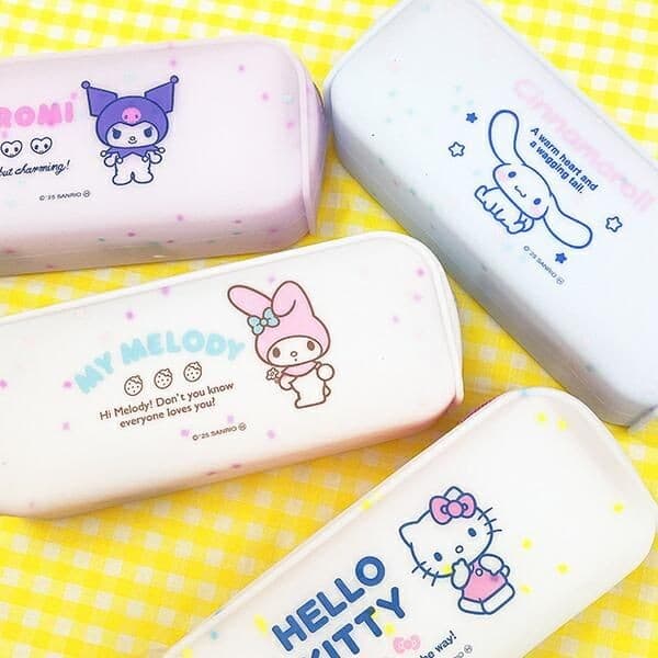 発色良すぎのサンリオキャラのシリコンポーチ。触り心地と機能性が抜群です。