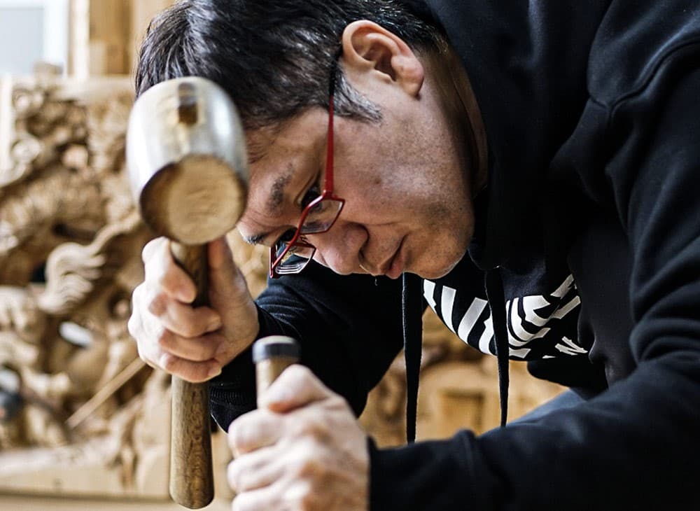 【大阪・伝統工芸の危機に挑む】若者の「伝統離れ」を食い止めろ。ストリートブランドDIVINERが、だんじり彫刻師・前田暁彦と異色の対談を公開。「職人=カッコいい」を再定義する。