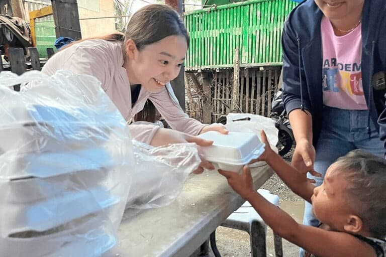 QQEnglish、オンライン英会話・SNS・メッセージカードで誰でも参加できる支援企画を実施|セブ島の貧困地域に暮らす子どもたちへ“笑顔のクリスマス”を届ける企画を実施