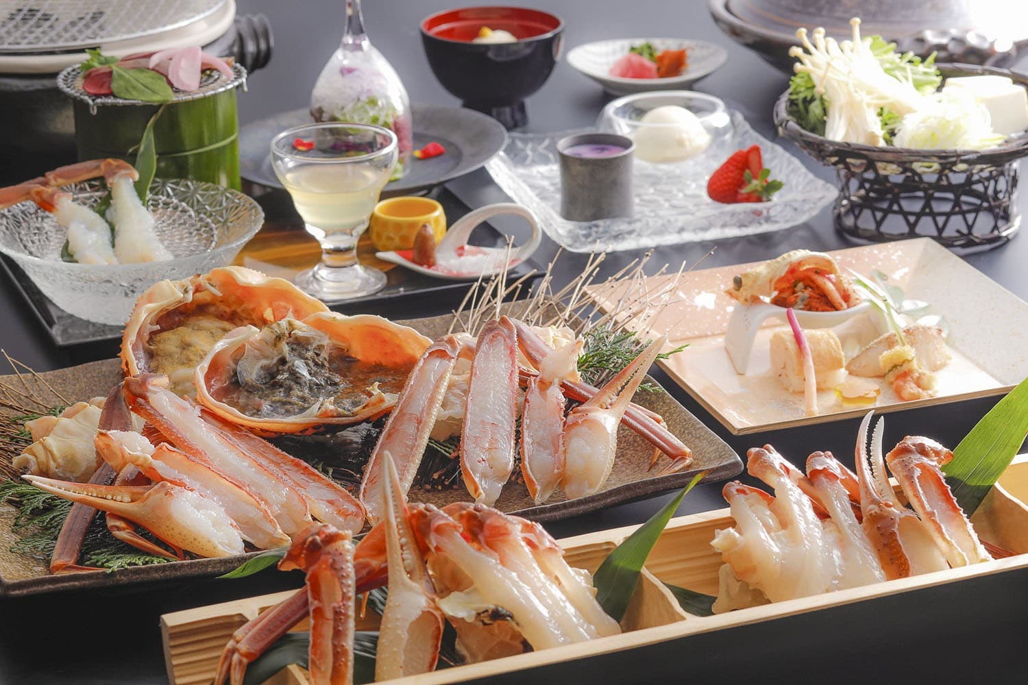 1日3組限定-活松葉蟹を料理人が目の前で捌く、美食の極み|2026新春初旅キャンペーン開催|夕日ヶ浦温泉『佳松苑 別邸ふうか』