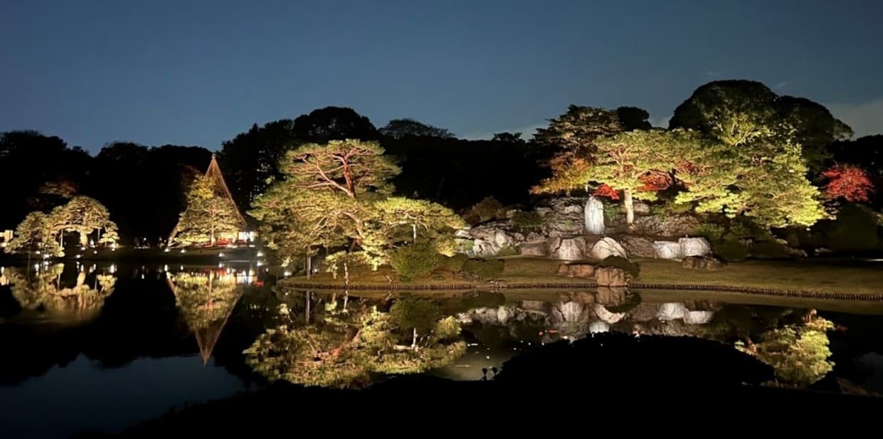 <11/28(金)~12/9(火)>「庭紅葉の六義園 夜間特別観賞」を開催! 江戸から続く歴史的庭園が夜間特別開園&紅葉のライトアップが楽しめる