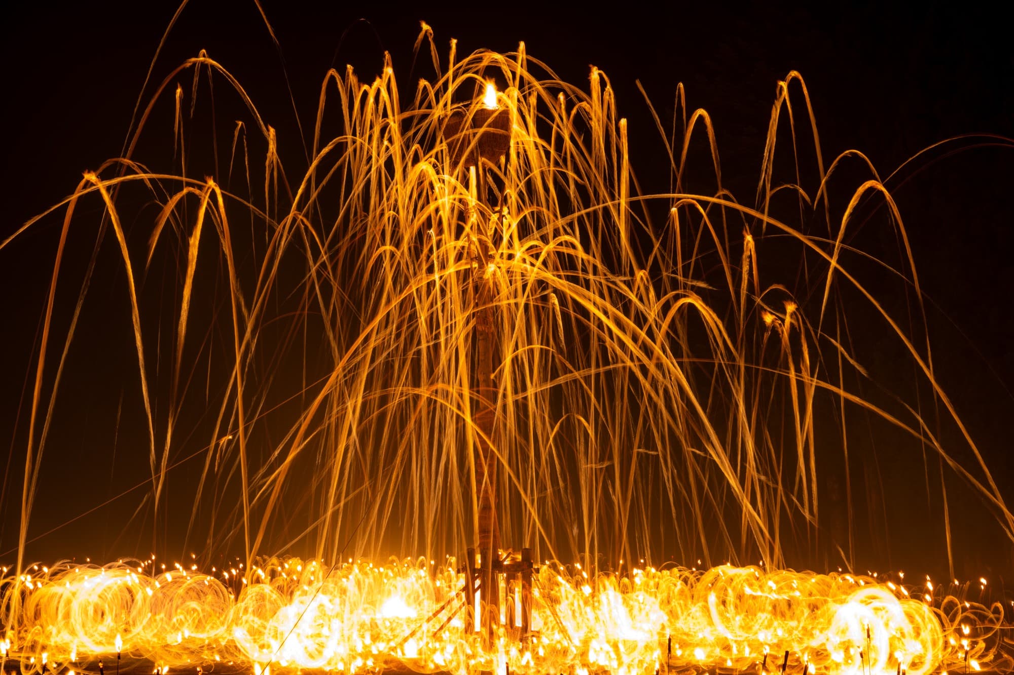 夜空に松明(たいまつ)が弧を描く、壮観かつ幻想的な火の神事 花背松上げ・広河原松上げ 観賞バスツアーを販売開始