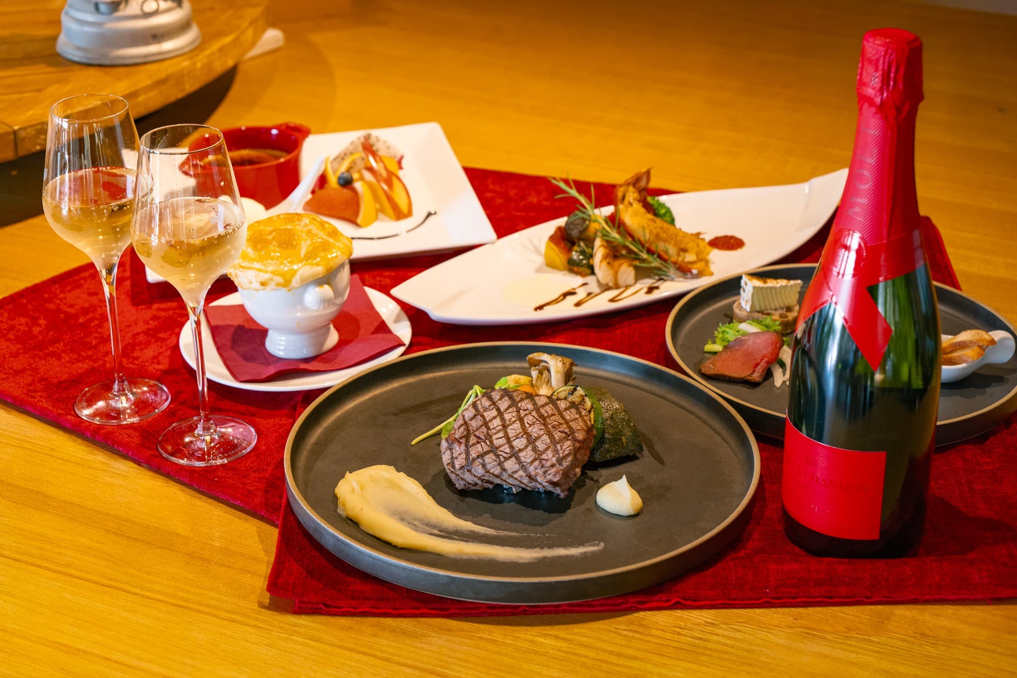 冬の夜を艶やかに染める、“この冬だけ”の赤い限定ボトルのシャンパンとクラシックナイト 大阪・舞洲のホテルが11月14日から開催