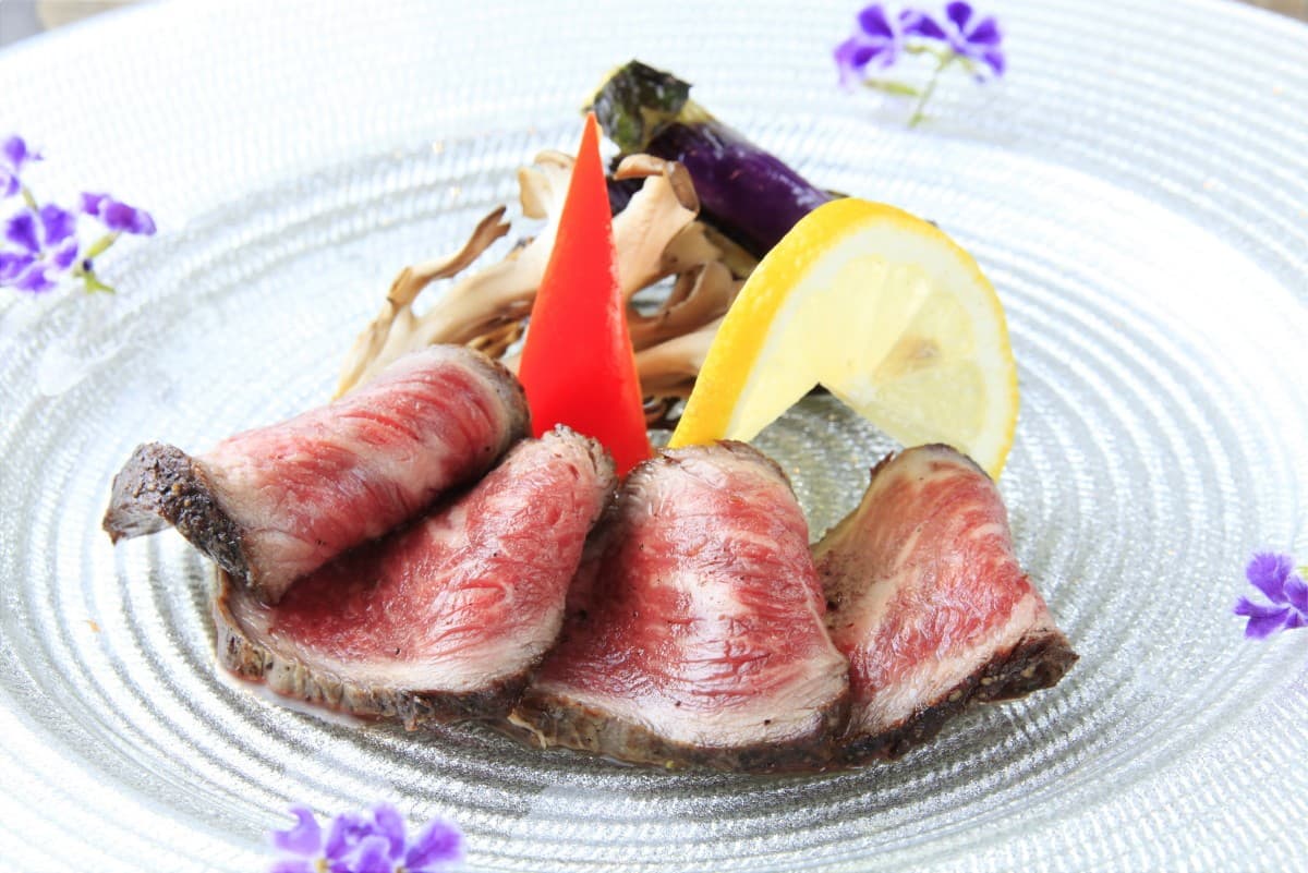 【クリスマス限定プラン販売開始】熱海のオーベルジュで愉しむ静岡牛ローストビーフとこだわりケーキ|2025年12月20日~25日