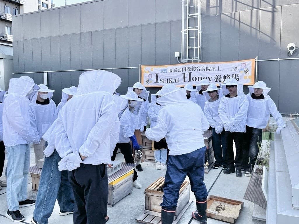 都市養蜂の魅力を体験!辻調理師専門学校生が見学に訪問