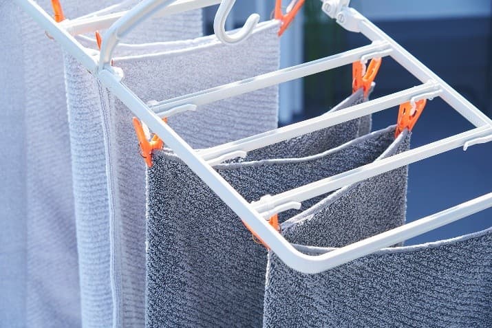 えっ!?ピンチが動く!?フレームが伸びる!? 家庭の洗濯スタイルに合わせて自由に変形! ピンチが動く&伸縮する次世代角ハンガーが新発売
