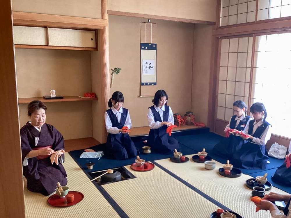 30年の伝統と和心を紡ぐ「茶道クラブ」 大阪信愛学院小学校の児童が日本文化を体験