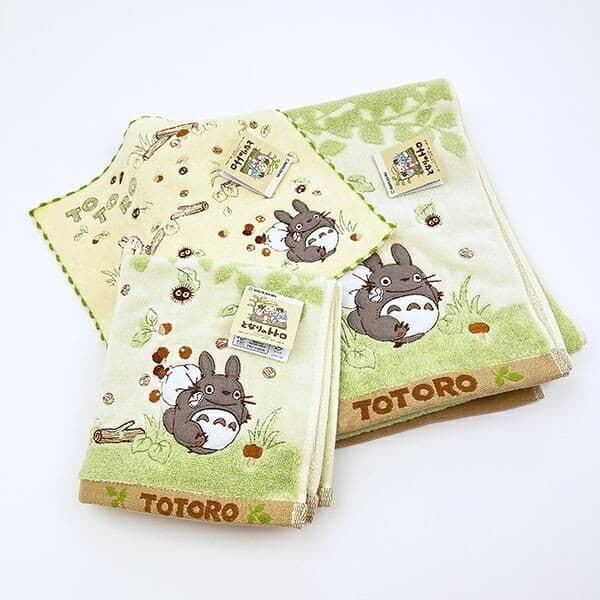 どんぐりをこぼしていく姿にほっこり。小道を行くトトロのタオルはギフトにも最適