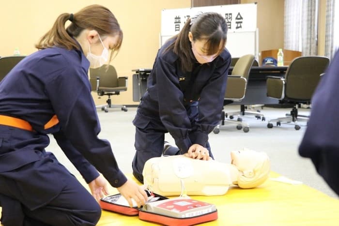 近畿大学生物理工学部が「普通救命講習会」を開催 心肺蘇生法やAEDの使用法などの応急手当の技術を学ぶ