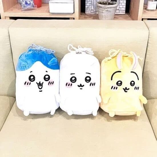 今年もきたきた。大大大ヒットしたちいかわの巾着入りブランケットが今シーズンも発売。インテリアにも巾着だけでも使えるカワイくて便利なやつ♪