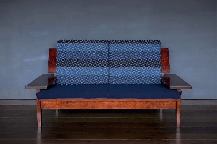 藍染めの布、楢に漆塗りを施したソファを発売
石見銀山 群言堂×オークヴィレッジの初コラボレーション