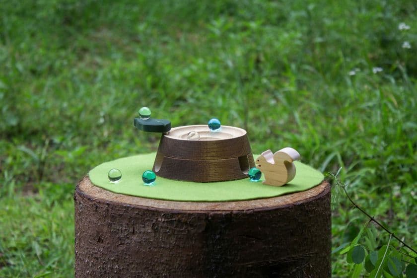 飛騨高山の木工房 オークヴィレッジ
クリスマスに向けた冬の新作2アイテム
「しずくの森あそび」「寄木のリース」を11月1日(日)より発売