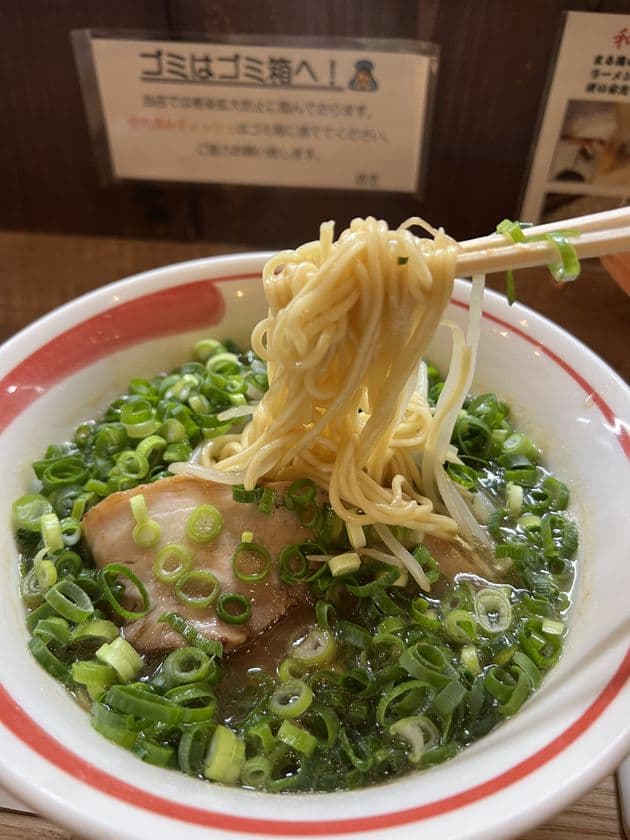 「東京都のネギラーメンの名店」ランキング1位獲得!
亀有の和歌山ラーメンまる岡、ネギが主役のラーメンが大人気