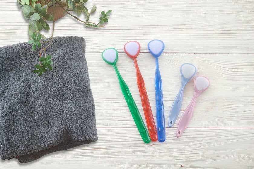 美容・マナー・健康など様々なテーマで注目の口腔ケアについて
SHIKIEN公式HPで公開
口腔ケアは「歯磨きだけでなく、舌磨きも必要」という事、
ご存じですか?