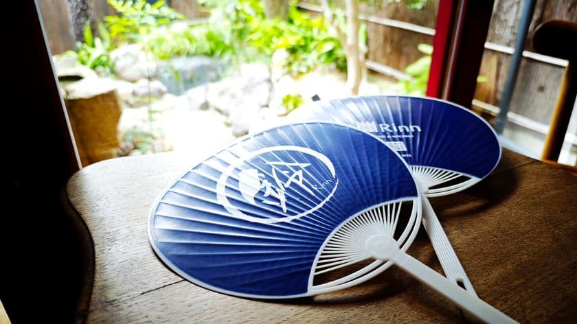 電気いらずの“涼”を京都で
ホテルブランド「Rinn」の62施設で
エコなオリジナルうちわをプレゼント