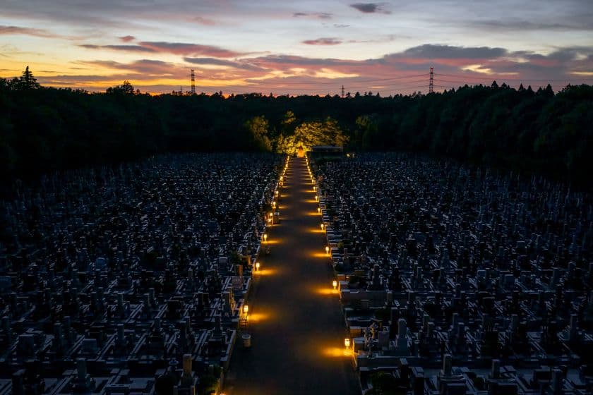 連日の40度超え!これからの時期、お盆参りは死と隣り合わせ!
日本初 1200年の伝統ある寺院が、猛暑のお墓参りは
日中ではなく夜間にシフトすることを提案