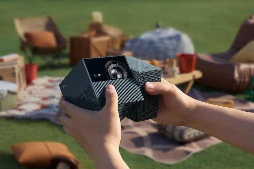 TCL PROJECTOR「PlayCube」日本上陸!
“手のひらでひねる”シネマ体験―
9月5日からGREEN FUNDINGで先行支援受付開始