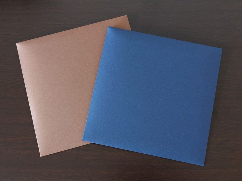 一年を包む、特別な一枚。
卓上カレンダーのお渡しを「お洒落に」「慎ましく」
高級封筒「Luxmere(ルクスメア)」を10月より販売開始。