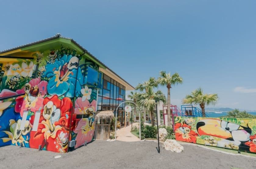 淡路インター近くに誕生!景観が素晴らしいカフェレストラン
「+Lei Kitchen」と1日1組限定宿泊施設「+Lei Ohana」が
2025年10月10日(金)グランドオープン